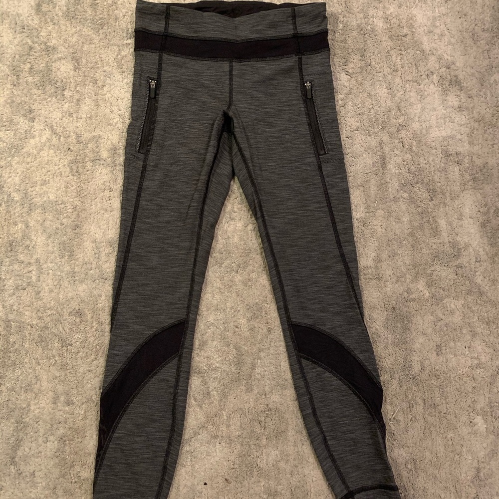 Lululemon gray and black tight, size 4, EUC 🤍